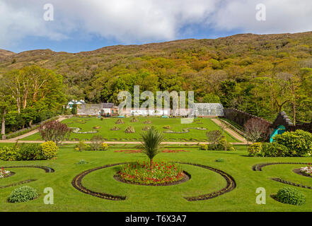 Hinblick auf die formelle flower garden in der Viktorianischen Garten am Kylemore Abbey, Letterfrack, Connemara, County Galway, Republik von Irland. Stockfoto