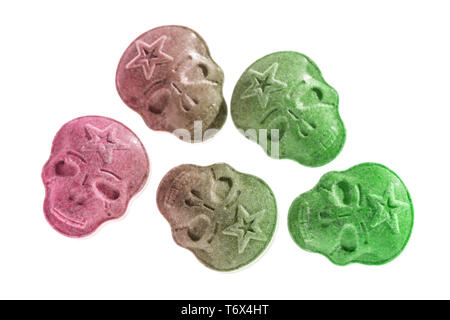 Fünf rosa und grünen Farbverlauf Armee Schädel, Ecstasy, MDMA, Amphetaminen oder Medikamente wie ein Schädel auf weißem Hintergrund geprägt. Stockfoto