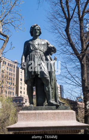 Statue von Albert Bertel Thorvaldsen, 96th Street und 5th Avenue, zum Central Park, NYC, USA Stockfoto