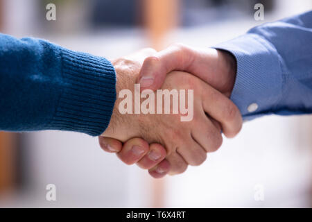 Close-up von Geschäftspartnern die Hände schütteln im Büro Stockfoto