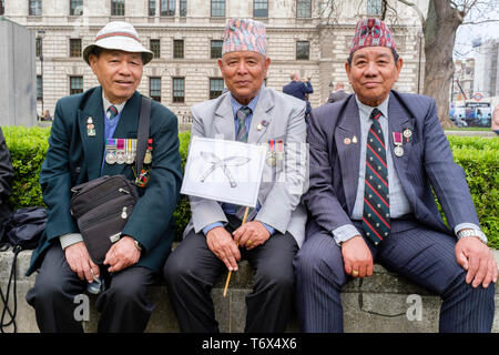 Britische Armee Gurkha Veteranen Rallye im Parlament Platz protestieren gegen Ungleichheit in ihrer Armee Renten und Rechte. London, Großbritannien Stockfoto