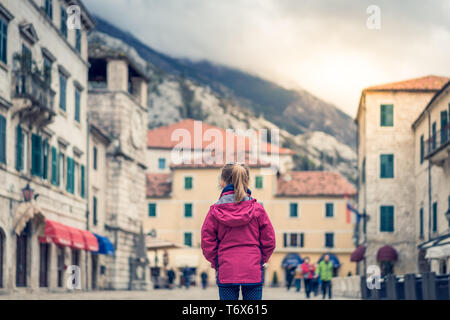 Mädchen in eine wasserdichte Jacke in Kotor Stockfoto