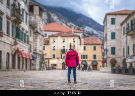 Mädchen in eine wasserdichte Jacke in Kotor Stockfoto