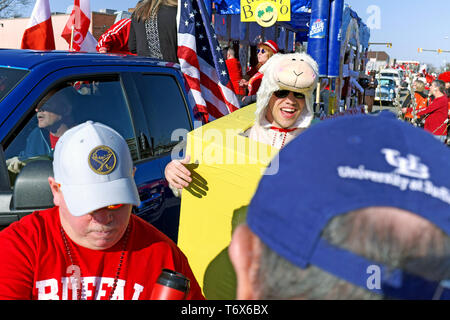 Das organisierte Chaos der 2019 Dyngus Day Parade in Buffalo, New York, USA ist eine einzigartige Straßenfest feiern Polnisch-amerikanische Stolz und Traditionen Stockfoto