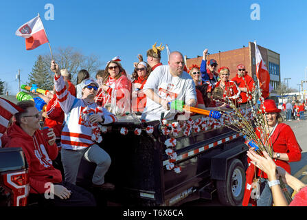 Schwimmstellung der Menschen in den 2019 Dyngus Day Parade in Buffalo, New York, USA, teilnehmen. Stockfoto