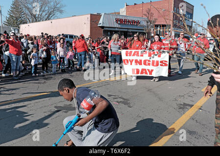 Happy Dyngus Tag Banner mit Parade Teilnehmer bewegen sich entlang dem Broadway 2019 Dyngus Day Parade in Buffalo, New York, USA. Stockfoto