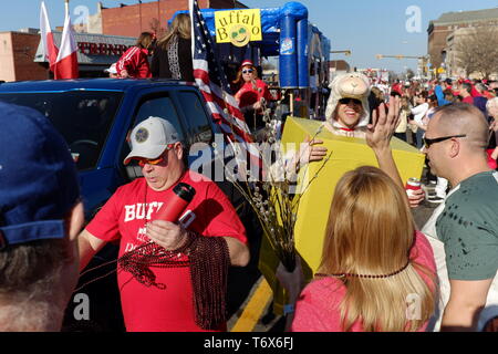 Das organisierte Chaos der 2019 Dyngus Day Parade in Buffalo, New York, USA ist eine einzigartige Straßenfest feiern Polnisch-amerikanische Stolz und Traditionen Stockfoto