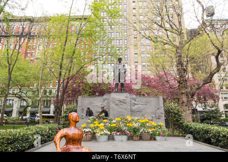 Farragut Monument ist von wunderschönen Frühling Bäume im Madison Square Park, NYC, USA umgeben Stockfoto