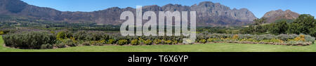 Panorama Foto der Franschhoek Valley vom Mont Rochelle Wine Estate, Südafrika, im Besitz von Richard Branson. Stockfoto