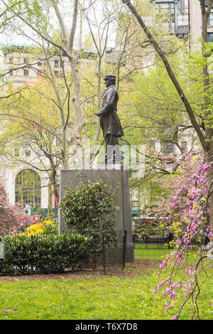 Farragut Monument ist von wunderschönen Frühling Bäume im Madison Square Park, NYC, USA umgeben Stockfoto