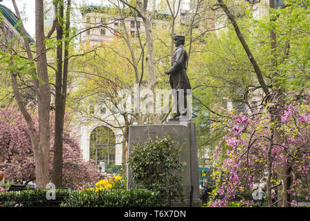 Farragut Monument ist von wunderschönen Frühling Bäume im Madison Square Park, NYC, USA umgeben Stockfoto