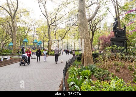 Chester A. Arthur Statue ist von wunderschönen Frühling blühende Bäume im Madison Square Park, NYC umgeben Stockfoto