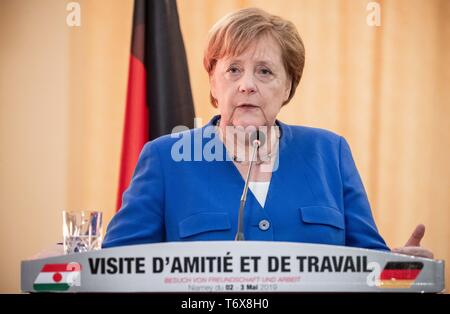 Niamey, Niger. 02 Mai, 2019. Bundeskanzlerin Angela Merkel (CDU) spricht auf einer Pressekonferenz in den Präsidentenpalast. Niger ist die letzte Station auf der Kanzler die dreitägige Reise nach Westafrika. Quelle: Michael Kappeler/dpa/Alamy leben Nachrichten Stockfoto