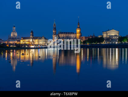 Dresden, Deutschland. 02 Mai, 2019. Die historische Altstadt mit der Frauenkirche (L-R), das Ständehaus, die Hofkirche, der Hausmannsturm, Residenzschloss und Semperoper ist am Abend in der Elbe wider. Credit: Robert Michael/dpa-Zentralbild/dpa/Alamy leben Nachrichten Stockfoto