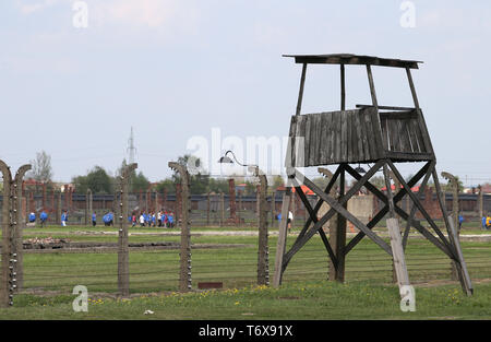 Oswiecim, Polen. Zum 2. Mai, 2019. Die ehemaligen Nazideutschen Auschwitz II Birkenau Konzentrations- und Vernichtungslager in Oswiecim. Die jährlichen März ist Teil des pädagogischen Programms. Jüdische Studenten aus aller Welt nach Polen kommen und studieren Sie die Überreste des Holocaust. Teilnehmer März in Stille, drei Kilometer von Auschwitz I, Auschwitz II Birkenau, dem größten NS-Komplexes von Konzentrationslagern während des Zweiten Weltkrieges II. erbaut. Kredit Damian: Klamka/SOPA Images/ZUMA Draht/Alamy leben Nachrichten Stockfoto