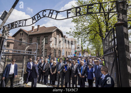 Oswiecim, Malopolska, Polen. Zum 2. Mai, 2019. Persönlichkeiten unter den berühmten 'Arbeit macht frei'' Tor im KZ Auschwitz während der Marsch der Lebenden in Oswiecim, Polen. Credit: Celestino Arce Lavin/ZUMA Draht/Alamy leben Nachrichten Stockfoto