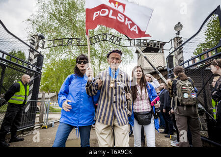 Oswiecim, Malopolska, Polen. Zum 2. Mai, 2019. Edward Mosberg, 93 Jahre alt, überlebender Gefangener der jüdischen Holocaust, unter den berühmten Eingang 'Arbeit macht frei'' im Konzentrationslager Auschwitz während der Marsch der Lebenden in Oswiecim, Polen. Credit: Celestino Arce Lavin/ZUMA Draht/Alamy leben Nachrichten Stockfoto
