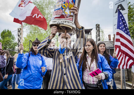 Oswiecim, Malopolska, Polen. Zum 2. Mai, 2019. Edward Mosberg, 93 Jahre alt, überlebender Gefangener der jüdischen Holocaust, erhebt sich ein Denkmal Tora im Konzentrationslager Auschwitz während der Marsch der Lebenden in Oswiecim, Polen. Credit: Celestino Arce Lavin/ZUMA Draht/Alamy leben Nachrichten Stockfoto