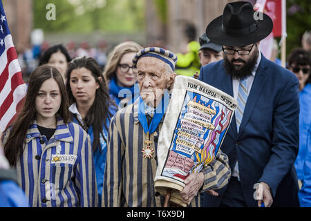 Oswiecim, Malopolska, Polen. Zum 2. Mai, 2019. Edward Mosberg, 93 Jahre alt, überlebender Gefangener der jüdischen Holocaust, hält ein Denkmal Tora im Konzentrationslager Auschwitz während der Marsch der Lebenden in Oswiecim, Polen. Credit: Celestino Arce Lavin/ZUMA Draht/Alamy leben Nachrichten Stockfoto