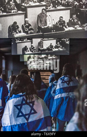 Oswiecim, Malopolska, Polen. Zum 2. Mai, 2019. Die Teilnehmer an der Marsch der Lebenden zwischen einem NS-Film in dem Konzentrationslager Auschwitz in Oswiecim, Polen beobachten. Credit: Celestino Arce Lavin/ZUMA Draht/Alamy leben Nachrichten Stockfoto