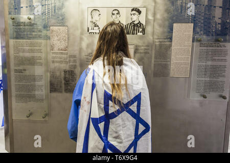 Oswiecim, Malopolska, Polen. Zum 2. Mai, 2019. Teilnehmer der Marsch der Lebenden zwischen sieht Fotos von Gefangenen im Konzentrationslager Auschwitz in Oswiecim, Polen. Credit: Celestino Arce Lavin/ZUMA Draht/Alamy leben Nachrichten Stockfoto