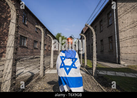 Oswiecim, Malopolska, Polen. Zum 2. Mai, 2019. Teilnehmer der Marsch der Lebenden zwischen sieht die Stacheldraht Wände des KZ Auschwitz in Oswiecim, Polen. Credit: Celestino Arce Lavin/ZUMA Draht/Alamy leben Nachrichten Stockfoto