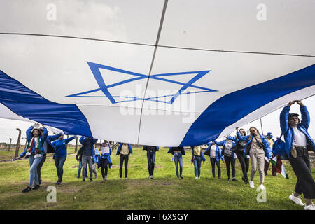 Oswiecim, Malopolska, Polen. Zum 2. Mai, 2019. Riesige Israel Flagge während der Marsch der Lebenden in Auschwitz. Credit: Celestino Arce Lavin/ZUMA Draht/Alamy leben Nachrichten Stockfoto