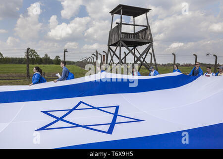 Oswiecim, Malopolska, Polen. Zum 2. Mai, 2019. Riesige Israel Flagge in der Nähe einer Überwachung Turm des Konzentrationslagers Auschwitz während der Marsch der Lebenden in Oswiecim, Polen. Credit: Celestino Arce Lavin/ZUMA Draht/Alamy leben Nachrichten Stockfoto