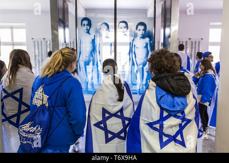 Oswiecim, Malopolska, Polen. Zum 2. Mai, 2019. Die Teilnehmer an der Marsch der Lebenden zwischen Schauen Fotos von Kindern Häftlinge im Konzentrationslager Auschwitz in Oswiecim, Polen. Credit: Celestino Arce Lavin/ZUMA Draht/Alamy leben Nachrichten Stockfoto