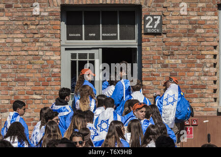 Oswiecim, Malopolska, Polen. Zum 2. Mai, 2019. Die Teilnehmer an der Marsch der Lebenden in ein Bunkhouse des KZ Auschwitz in Oswiecim, Polen. Credit: Celestino Arce Lavin/ZUMA Draht/Alamy leben Nachrichten Stockfoto