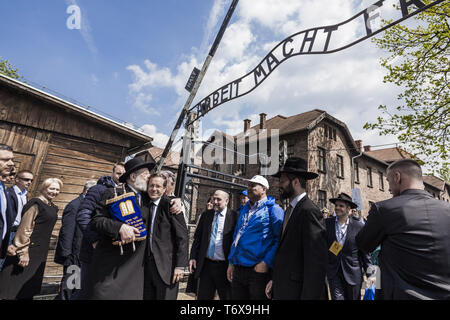 Oswiecim, Malopolska, Polen. Zum 2. Mai, 2019. Religiöse orthodoxer Jude Persönlichkeiten unter den berühmten 'Arbeit macht frei'' Tor im KZ Auschwitz während der Marsch der Lebenden in Oswiecim, Polen. Credit: Celestino Arce Lavin/ZUMA Draht/Alamy leben Nachrichten Stockfoto