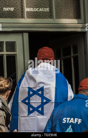 Oswiecim, Malopolska, Polen. Zum 2. Mai, 2019. Teilnehmer der Marsch der Lebenden tritt in ein Bunkhouse des KZ Auschwitz in Oswiecim, Polen. Credit: Celestino Arce Lavin/ZUMA Draht/Alamy leben Nachrichten Stockfoto