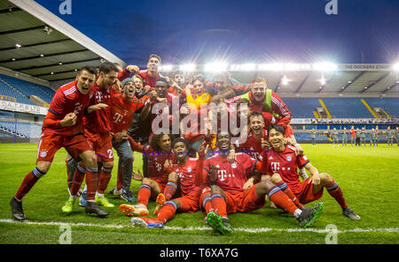 London, Großbritannien. 02 Mai, 2019. Bayern München II Spieler feiern es Teams Trophäe während der Premier League International Cup Finale zwischen dem FC Bayern München II und Dinamo Zagreb II an der Höhle, London, England am 2. Mai 2019 zu gewinnen. Foto von Andy Rowland. Credit: PRiME Media Images/Alamy leben Nachrichten Stockfoto