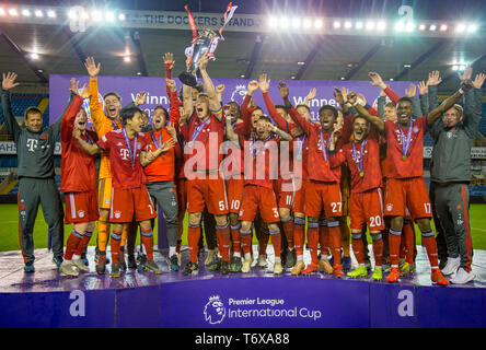 London, Großbritannien. 02 Mai, 2019. Bayern München II Spieler feiern es Teams Trophäe während der Premier League International Cup Finale zwischen dem FC Bayern München II und Dinamo Zagreb II an der Höhle, London, England am 2. Mai 2019 zu gewinnen. Foto von Andy Rowland. Credit: PRiME Media Images/Alamy leben Nachrichten Stockfoto