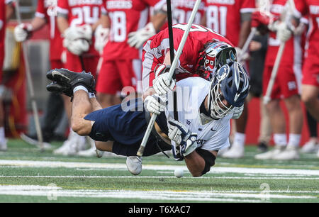 Piscataway, NJ, USA. Zum 2. Mai, 2019. Penn State defenseman Nick Cardile (43) macht sich durch Rutgers lange gedauert - stick Mittelfeldspieler Ethan Rall (29) während der lacrosse Spiel eine NCAA Men's zwischen der Penn State Nittany Lions und die Rutgers Scarlet Knights bei HighPoint.com Stadion in Piscataway, NJ. Mike Langish/Cal Sport Media. Credit: Csm/Alamy leben Nachrichten Stockfoto