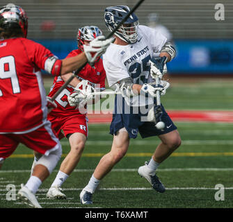 Piscataway, NJ, USA. Zum 2. Mai, 2019. Penn State Mittelfeldspieler Jack Kelly (25) Brände von einem Schuß während Lacrosse Spiel eine NCAA Men's zwischen der Penn State Nittany Lions und die Rutgers Scarlet Knights bei HighPoint.com Stadion in Piscataway, NJ. Mike Langish/Cal Sport Media. Credit: Csm/Alamy leben Nachrichten Stockfoto