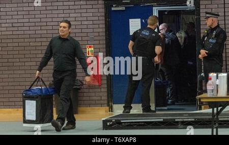 Brentwood Essex zum 2. Mai 2019 Stimmzettel unter dem wachsamen Auge der Polizei Credit Anfahrt: Ian Davidson/Alamy leben Nachrichten Stockfoto