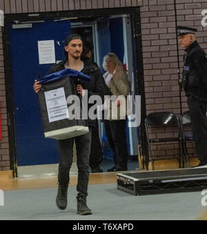 Brentwood Essex zum 2. Mai 2019 Stimmzettel unter dem wachsamen Auge der Polizei de Kommunalwahlen 2019 Credit Anfahrt: Ian Davidson/Alamy leben Nachrichten Stockfoto