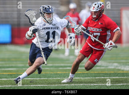 Piscataway, NJ, USA. Zum 2. Mai, 2019. Penn State Angreifer Matt Donnelly (11) Laufwerke an das Netz während Lacrosse Spiel eine NCAA Men's zwischen der Penn State Nittany Lions und die Rutgers Scarlet Knights bei HighPoint.com Stadion in Piscataway, NJ. Mike Langish/Cal Sport Media. Credit: Csm/Alamy leben Nachrichten Stockfoto