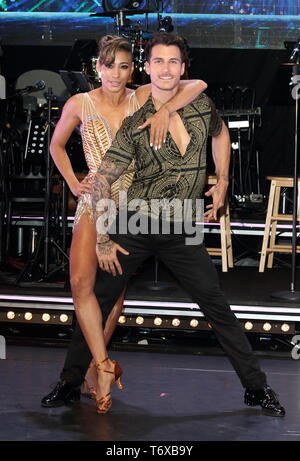 Karen Clifton und Gorka Marquez am streng Come Dancing gesehen. Die Profis UK Tour 2019 - Fotoshooting in Elstree Studios. Stockfoto