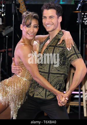 Karen Clifton und Gorka Marquez am streng Come Dancing gesehen. Die Profis UK Tour 2019 - Fotoshooting in Elstree Studios. Stockfoto