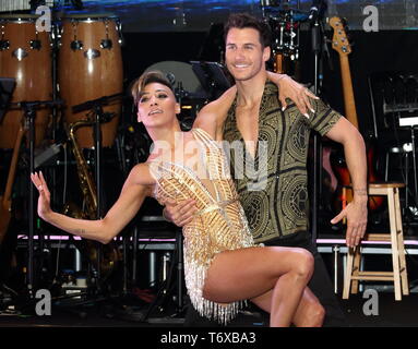 Karen Clifton und Gorka Marquez am streng Come Dancing gesehen. Die Profis UK Tour 2019 - Fotoshooting in Elstree Studios. Stockfoto