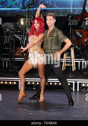 Dianne Buswell und AJ Pritchard im streng Come Dancing gesehen. Die Profis UK Tour 2019 - Fotoshooting in Elstree Studios. Stockfoto