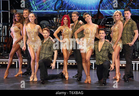 Dianne Buswell, Nadiya Bychkova, Karen Clifton, Katya Jones, Neil Jones, Pasha Kowaljow, Oti Mabuse, Gorka Marquez, Giovanni Pernice und AJ Pritchard im streng Come Dancing gesehen. Die Profis UK Tour 2019 - Fotoshooting in Elstree Studios. Stockfoto