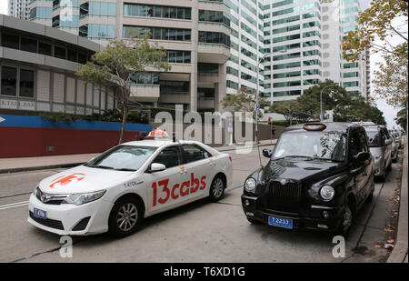 (190503) - Sydney, Mai 3, 2019 (Xinhua) - ein Taxi vorbei parkenden Taxis auf einer Straße in Sydney, Australien, 3. Mai 2019. Eine Sammelklage gegen Uber am Freitag im Namen von Tausenden der australischen Taxi und Autovermietung Treiber eingereicht und geltend gemacht, dass die Globale rideshare Riese erlaubt seine Fahrer ohne entsprechende Akkreditierung zu betreiben. Die lange erwarteten Prozeß wurde offiziell an das Oberste Gericht im Staat Victoria von führenden australischen Anwaltskanzlei Maurice Blackburn eingereicht, der sagte, die Aktion hat mehr als 6.000 Teilnehmer aus ganz Australien. (Xinhua / Bai Xuefei) Stockfoto