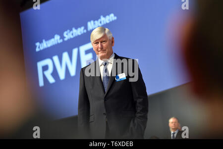 Essen, Deutschland. 03 Mai, 2019. Rolf Martin Schmitz, Vorstandsvorsitzender, steht auf der Bühne des RWE-Hauptversammlung. Credit: Caroline Seidel/dpa/Alamy leben Nachrichten Stockfoto