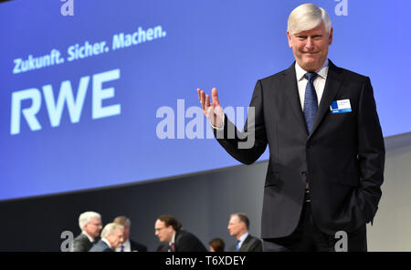 Essen, Deutschland. 03 Mai, 2019. Rolf Martin Schmitz, Vorstandsvorsitzender, steht auf der Bühne des RWE-Hauptversammlung. Credit: Caroline Seidel/dpa/Alamy leben Nachrichten Stockfoto