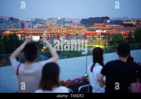 Xi'an der chinesischen Provinz Shaanxi. Zum 2. Mai, 2019. Touristen genießen die Aussicht in Xi'an, Provinz Shaanxi im Nordwesten Chinas, 2. Mai 2019. Credit: Shao Rui/Xinhua/Alamy leben Nachrichten Stockfoto