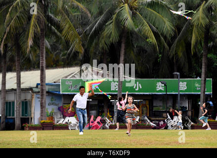 Haikou, Hainan Provinz Chinas. 3. Mai, 2019. Leute fliegen Drachen in einem Park in Haikou, South China Hainan Provinz, 3. Mai 2019. Credit: Yang Guanyu/Xinhua/Alamy leben Nachrichten Stockfoto