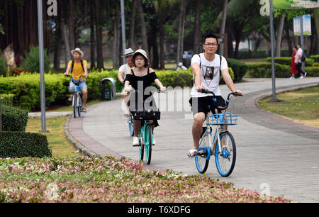 Haikou, Hainan Provinz Chinas. 3. Mai, 2019. Die Menschen fahren Fahrrad in einem Park in Haikou, South China Hainan Provinz, 3. Mai 2019. Credit: Yang Guanyu/Xinhua/Alamy leben Nachrichten Stockfoto